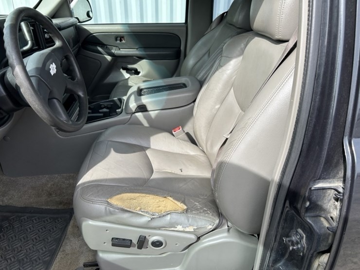 2003-chevrolet-tahoe-image-18