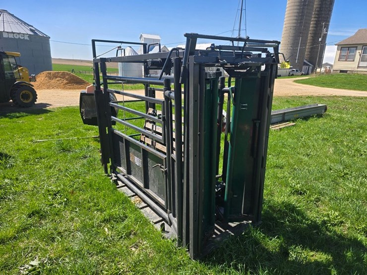#542-•-tuff-built-cattle-chute-image-7