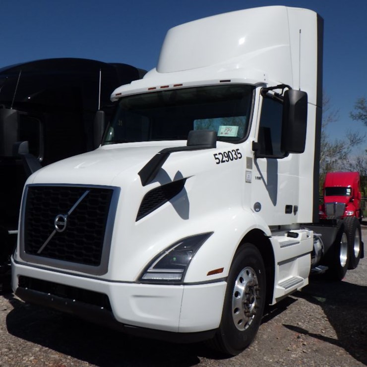 2020 VOLVO VNR300