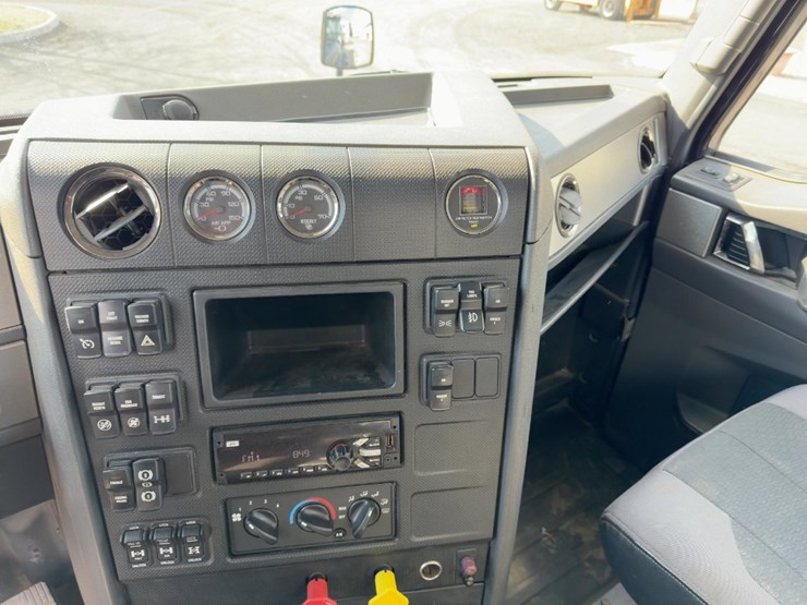 2015-caterpillar-ct660-image-37