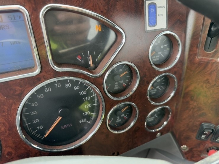 2013-mack-cxu613-tri-axle-truck-tractor-image-32