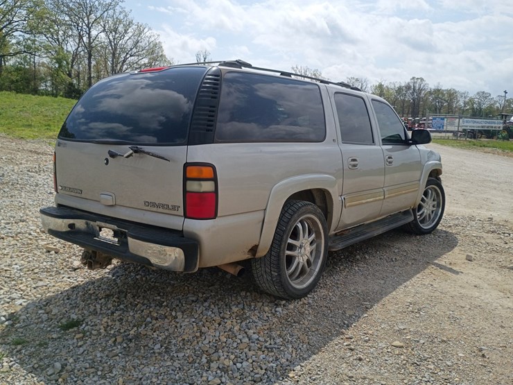 2005-chevrolet-suburban-image-9