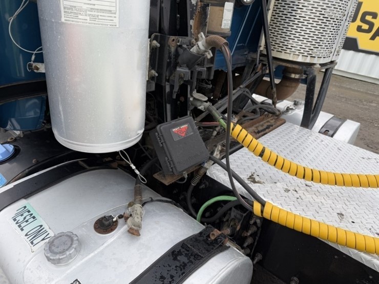 2013-mack-cxu613-tri-axle-truck-tractor-image-28