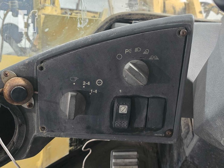 2006-caterpillar-938g-image-18