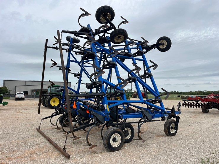 2015-new-holland-st830-image-16