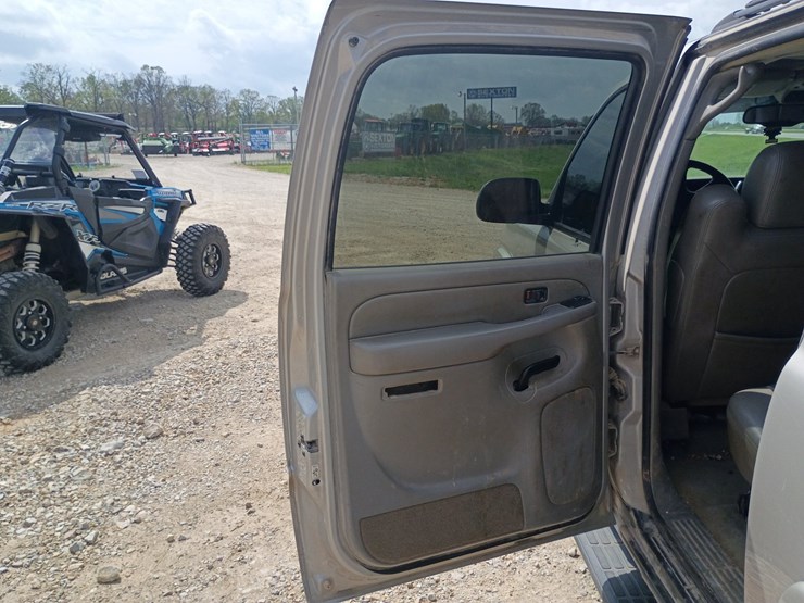 2005-chevrolet-suburban-image-58