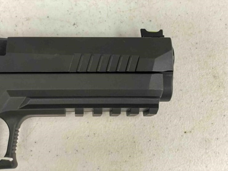 sig-sauer-pistol-image-4