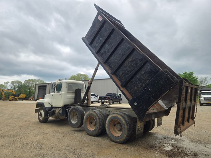 2001-mack-rd690s-image-29