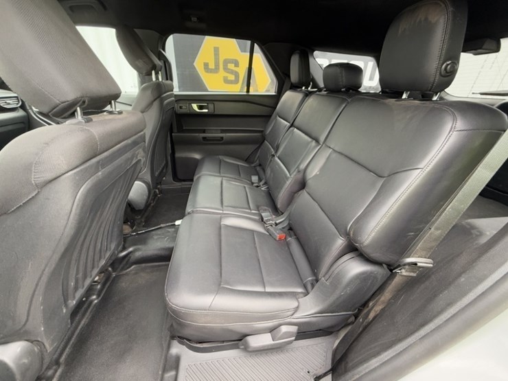 2020-ford-explorer-image-24