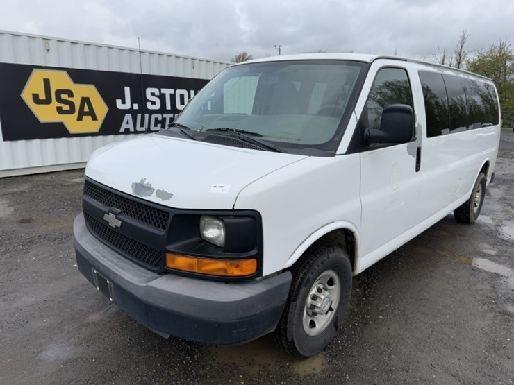 2017-chevrolet-express-3500-image-1