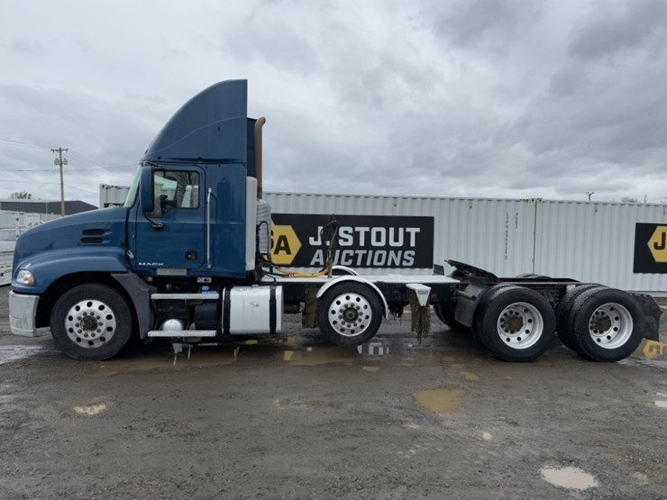 mack-cxu-tri-axle-truck-tractor-image-7