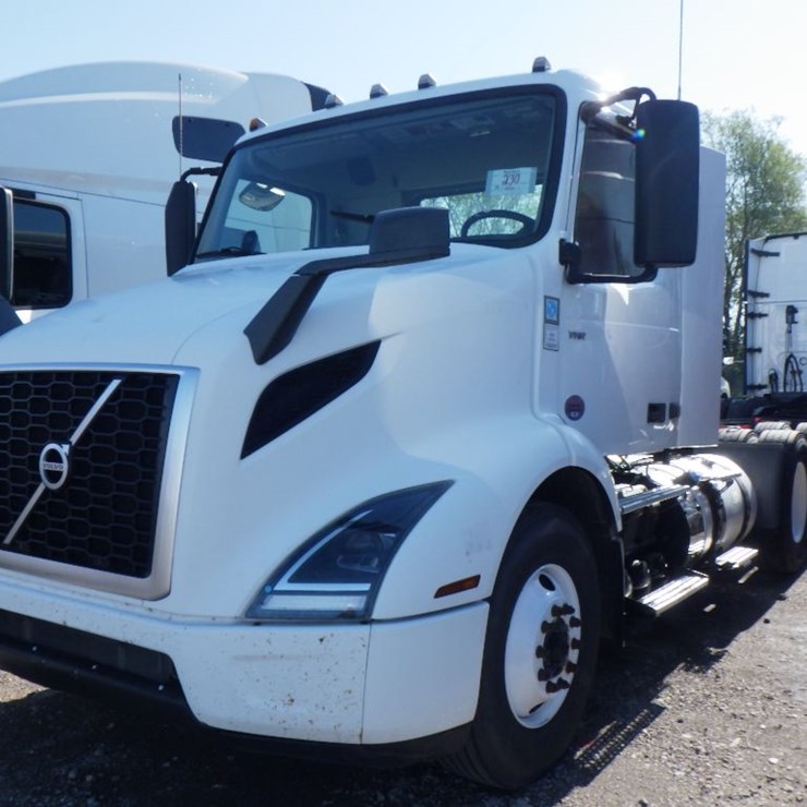 2019 VOLVO VNR300