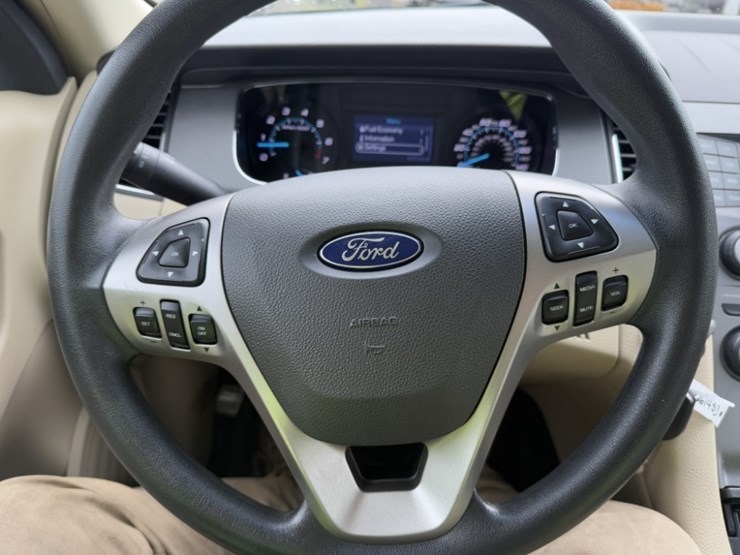 2014-ford-taurus-sedan-image-27