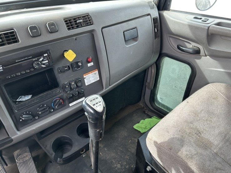 2017-peterbilt-337-image-11