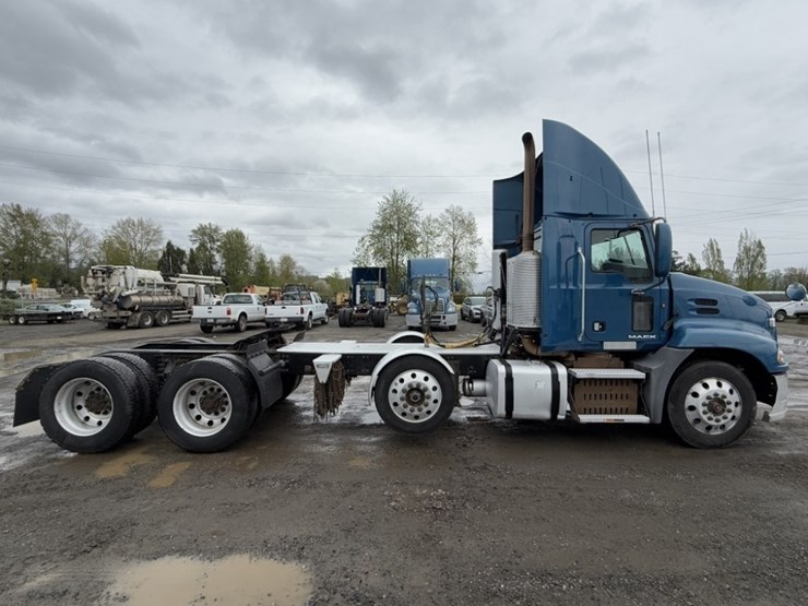 mack-cxu-tri-axle-truck-tractor-image-3