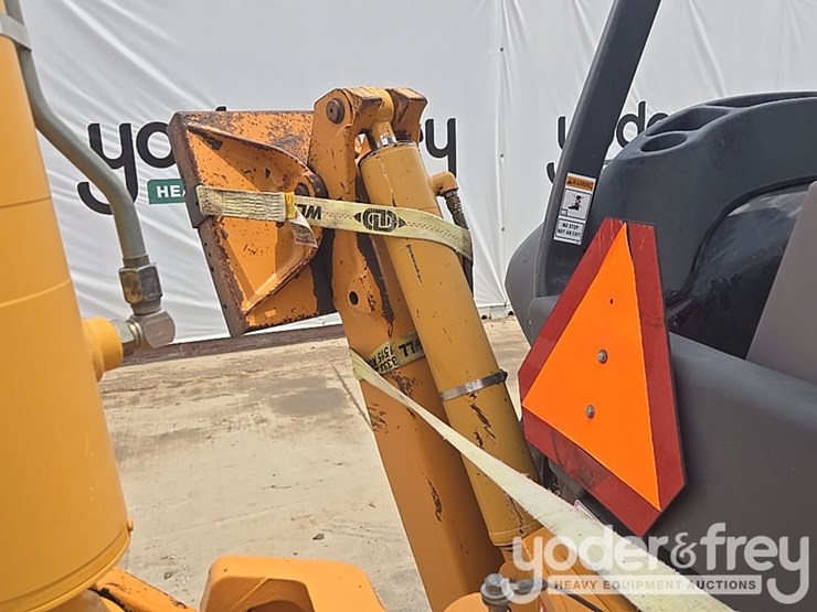 2004-case-580m-image-34