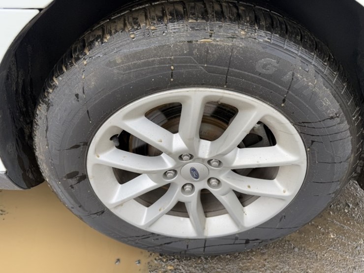 2014-ford-taurus-sedan-image-17