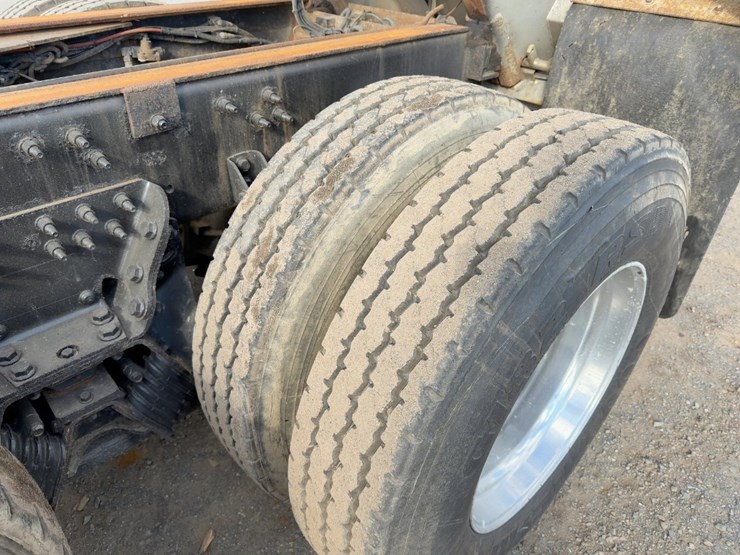 2015-caterpillar-ct660-image-22