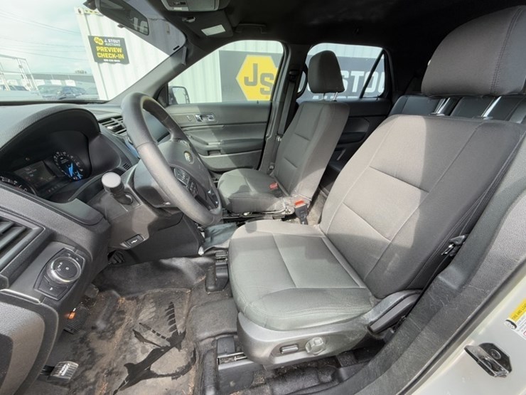 2017-ford-explorer-image-26