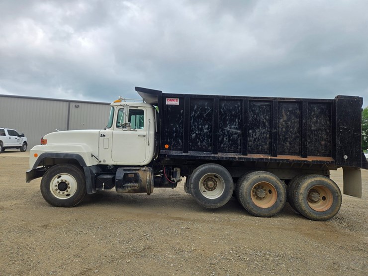 2001-mack-rd690s-image-7