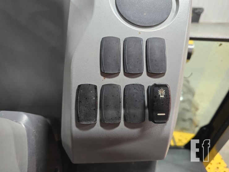 2021-caterpillar-420-image-17