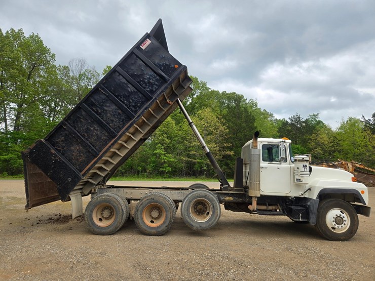 2001-mack-rd690s-image-32