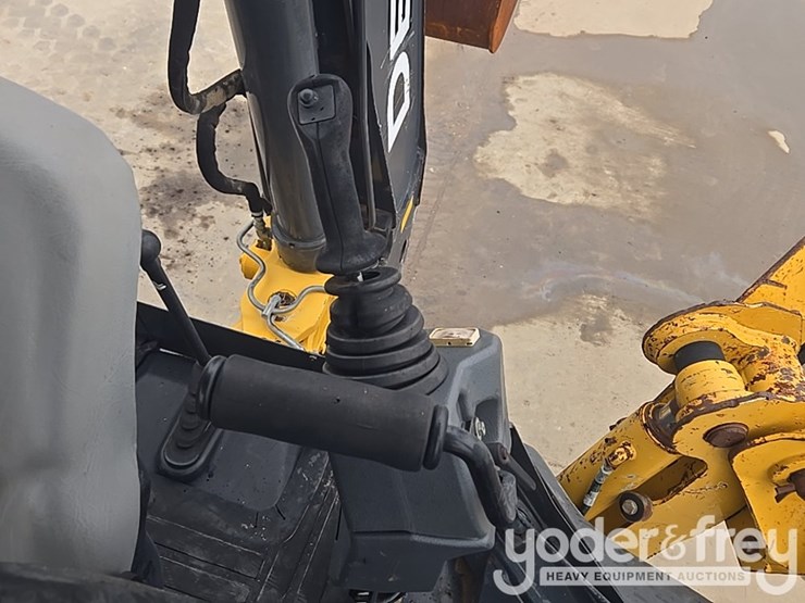 2018-deere-310l-image-94
