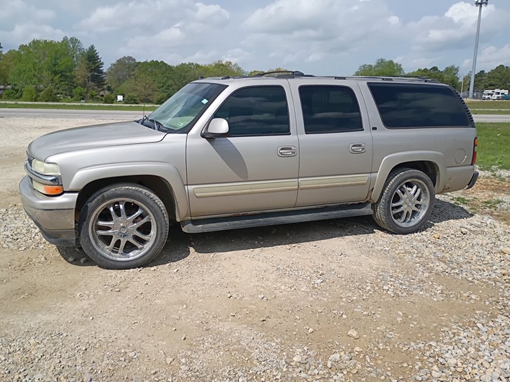 2005-chevrolet-suburban-image-2