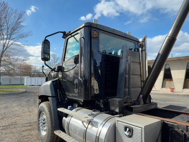 2015-caterpillar-ct660-image-18