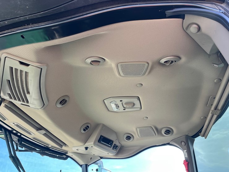 2023-john-deere-w235r-image-30