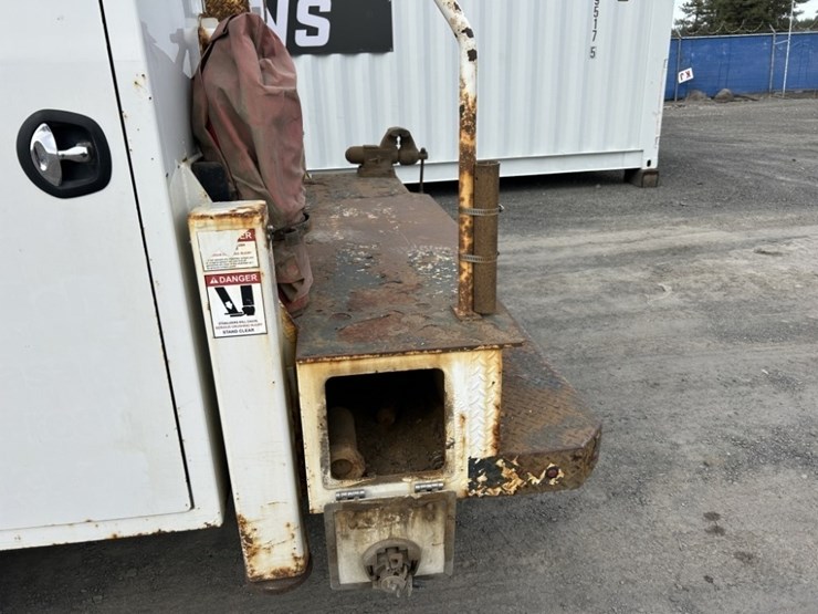 2017-peterbilt-337-image-26