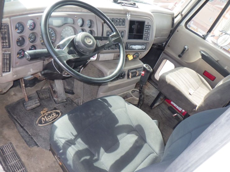 2001-mack-ch613-image-15