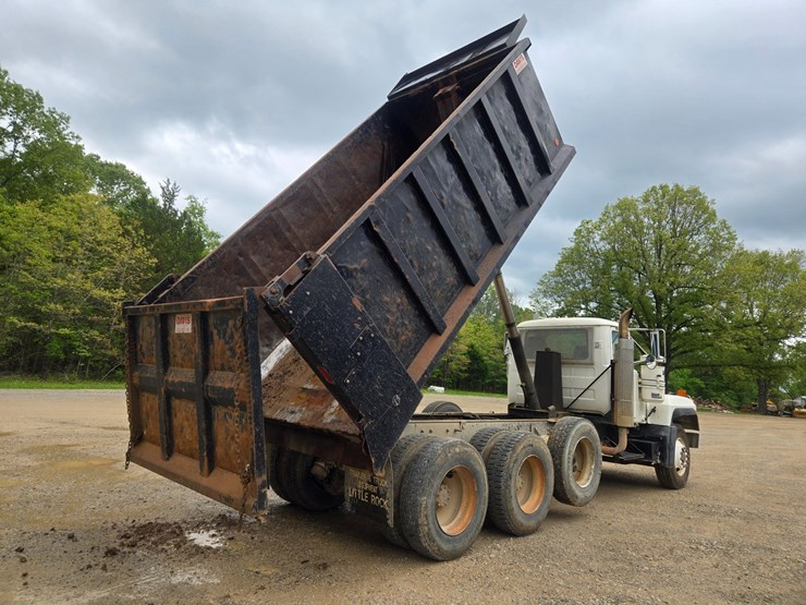 2001-mack-rd690s-image-31