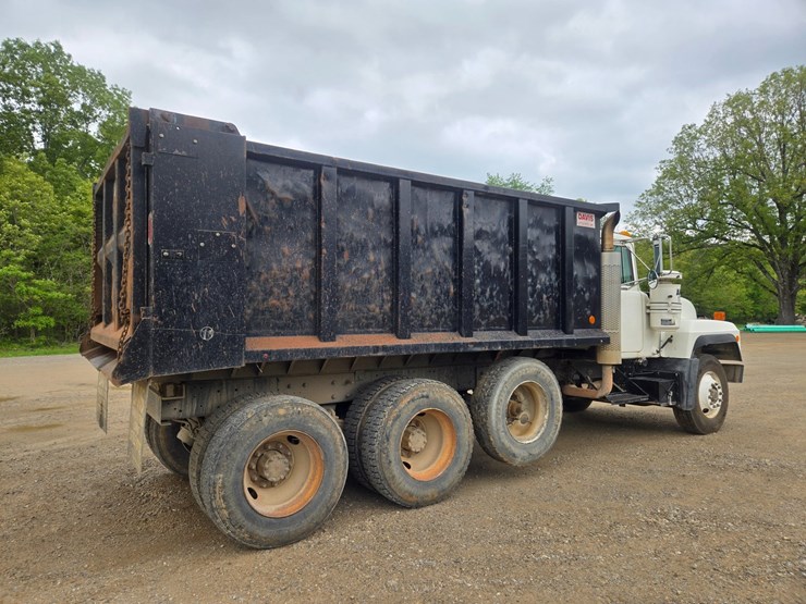 2001-mack-rd690s-image-18