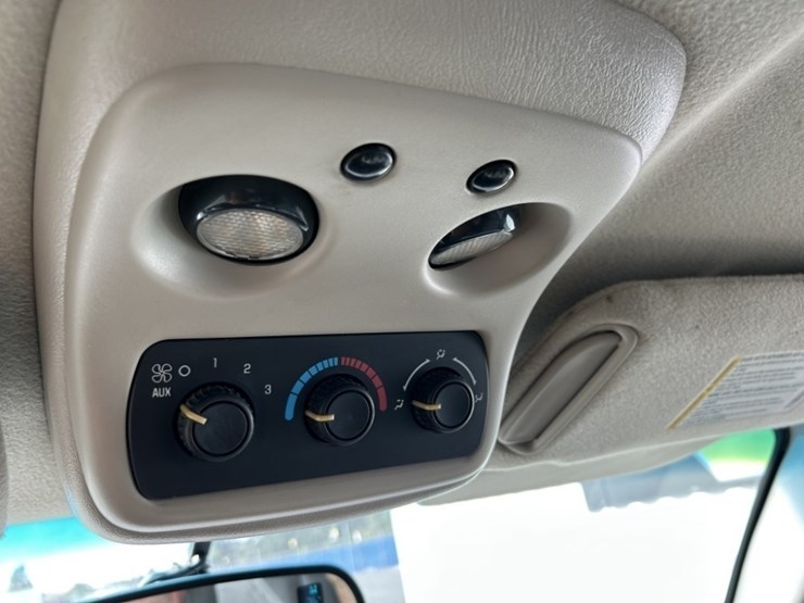 2003-chevrolet-tahoe-image-28