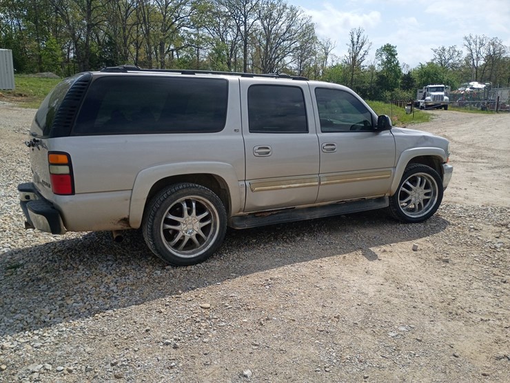 2005-chevrolet-suburban-image-10