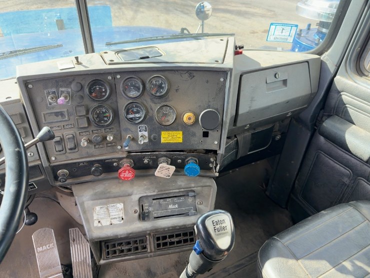 2000-mack-rd688s-image-33