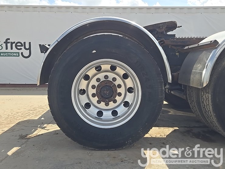 2014-kenworth-t880-image-25