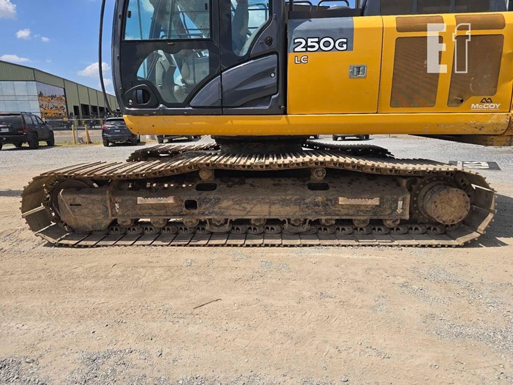 2018-deere-250g-lc-image-30