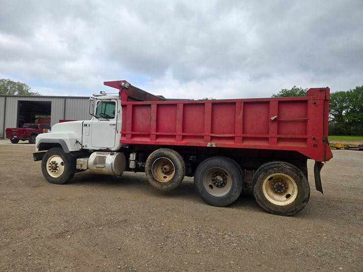 2001-mack-rd688s-image-9