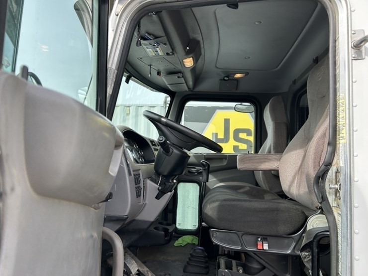 2017-peterbilt-337-image-9