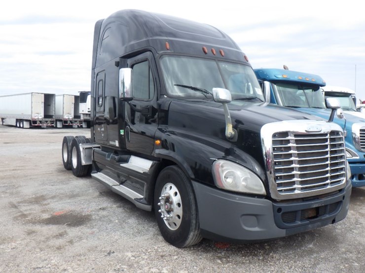 2011-freightliner-cascadia-125-image-3