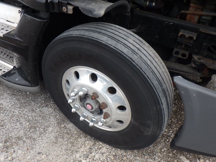 2011-freightliner-cascadia-125-image-24