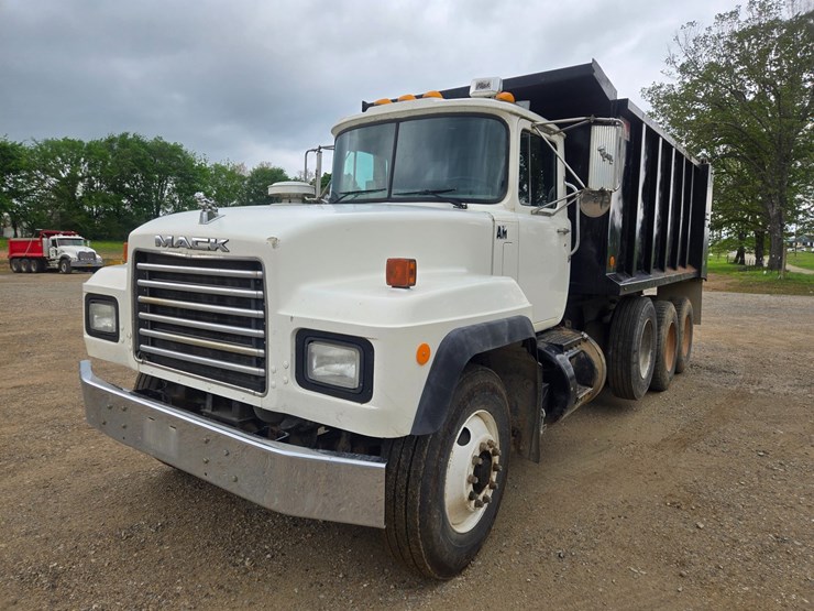 2001-mack-rd690s-image-2