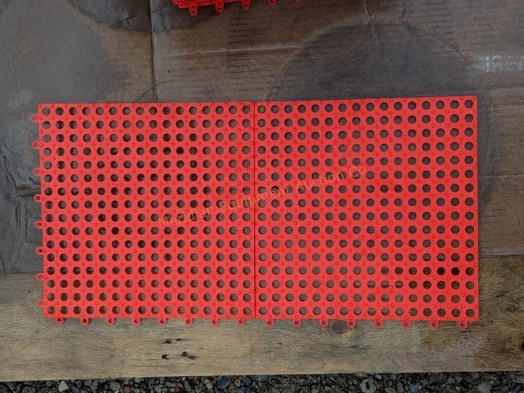 ~72--red-interlocking-rubber-floor-tiles-image-6