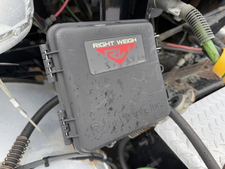 2013-mack-cxu613-tri-axle-truck-tractor-image-27