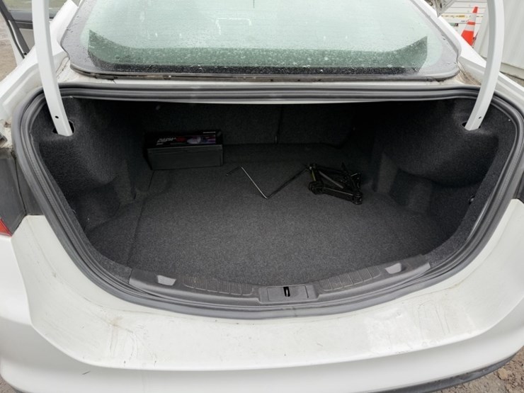 2014-ford-fusion-sedan-image-19