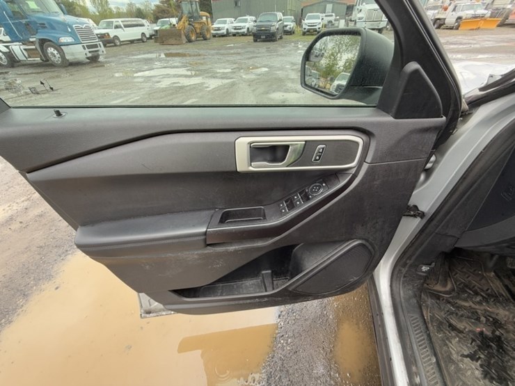 2020-ford-explorer-image-26