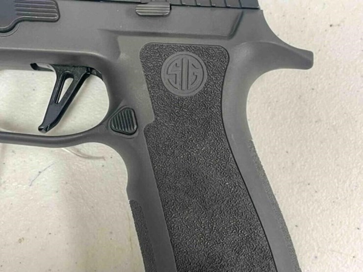 sig-sauer-pistol-image-11