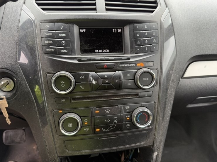 2017-ford-explorer-image-32